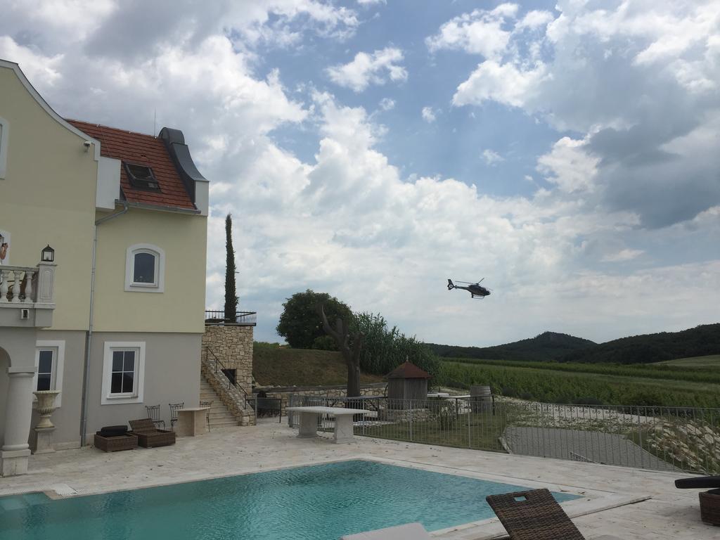 Liszkay Borkuria Hotel Monoszlo Luaran gambar