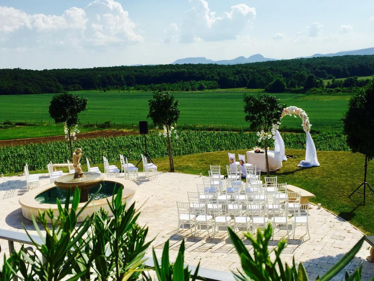Liszkay Borkuria Hotel Monoszlo Luaran gambar